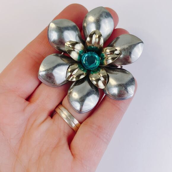 VTG Mid Century Brooch Aqua Rhinestone Layered Floral 1950s Silver Tone Pin - Picture 5 of 9
